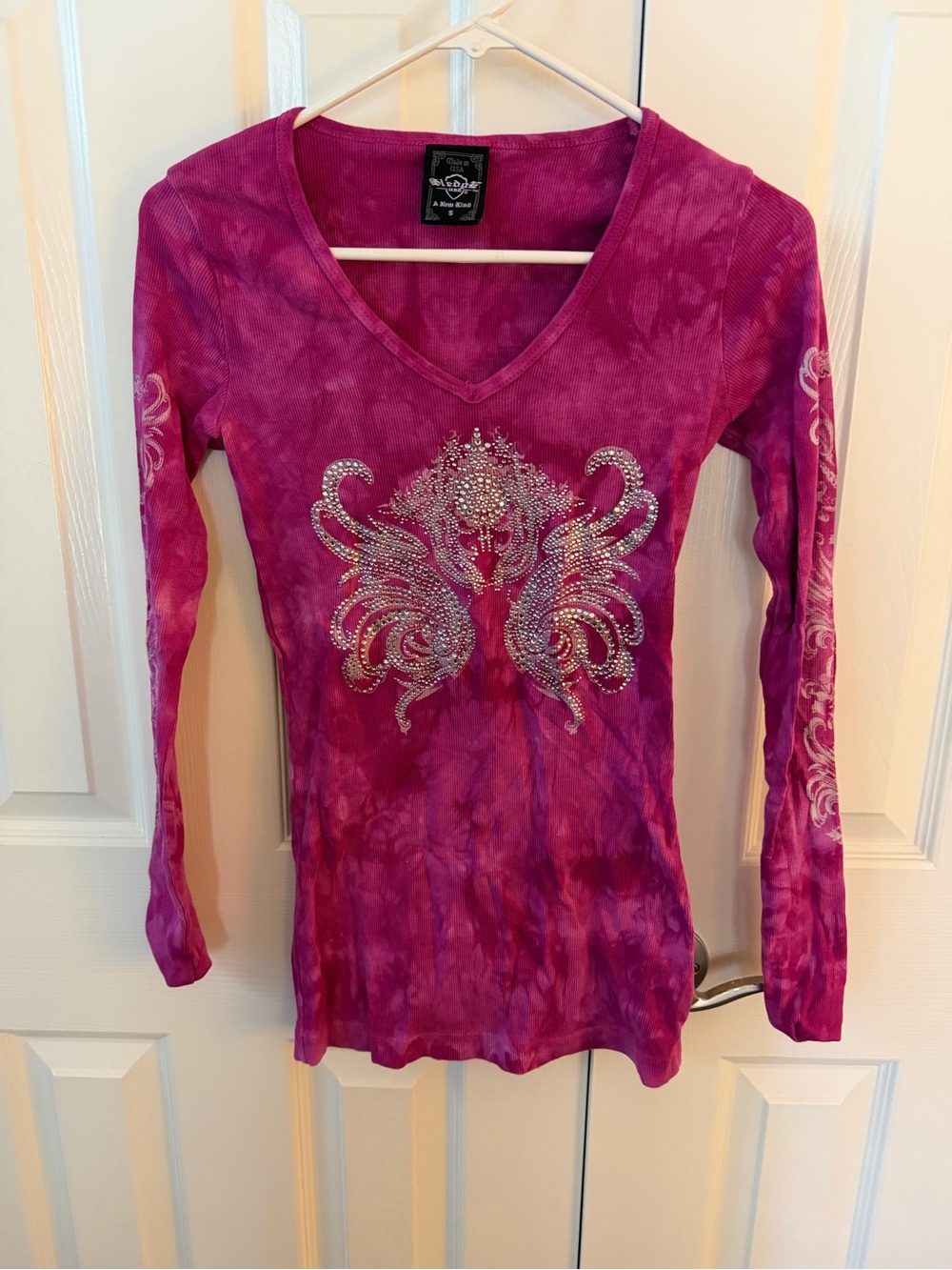 Angel Wings Embellished V-Neck Long Sleeve Top - Pink